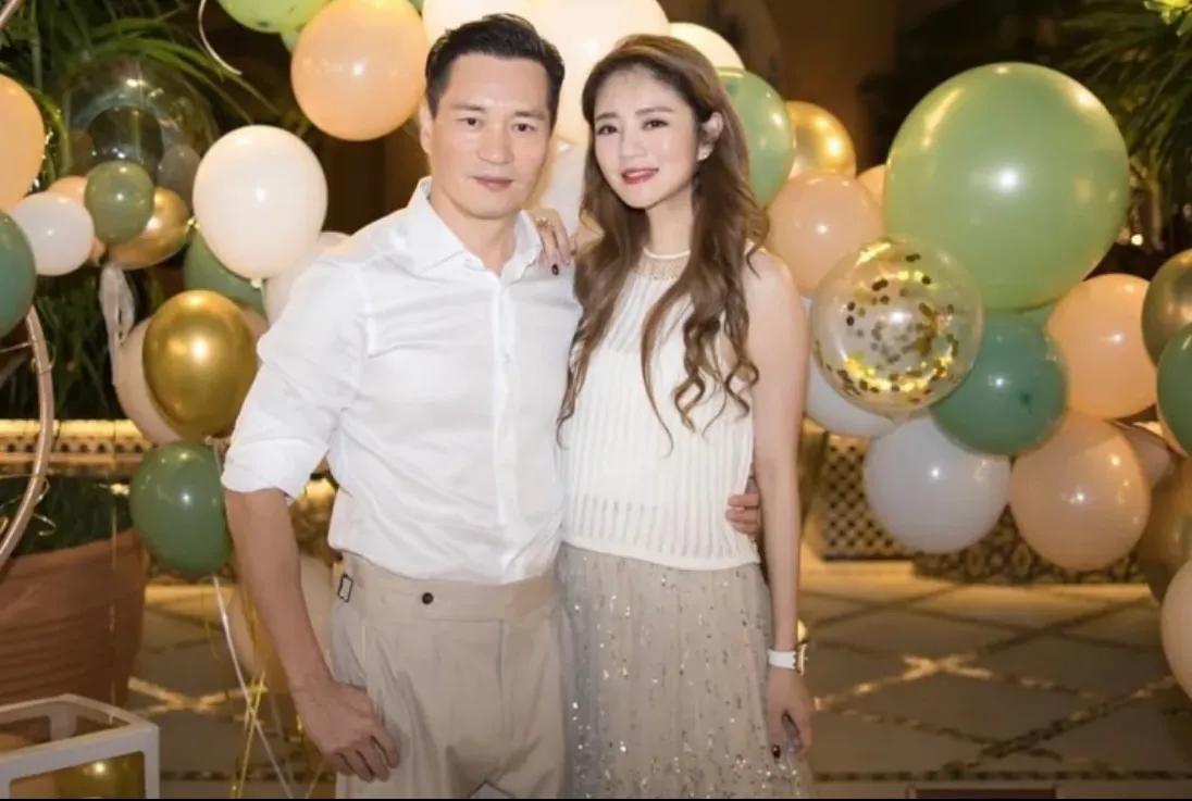 台湾女星安以轩在2017年风光嫁给了澳门德晋集团的老板陈荣炼，婚后两人育有一子一