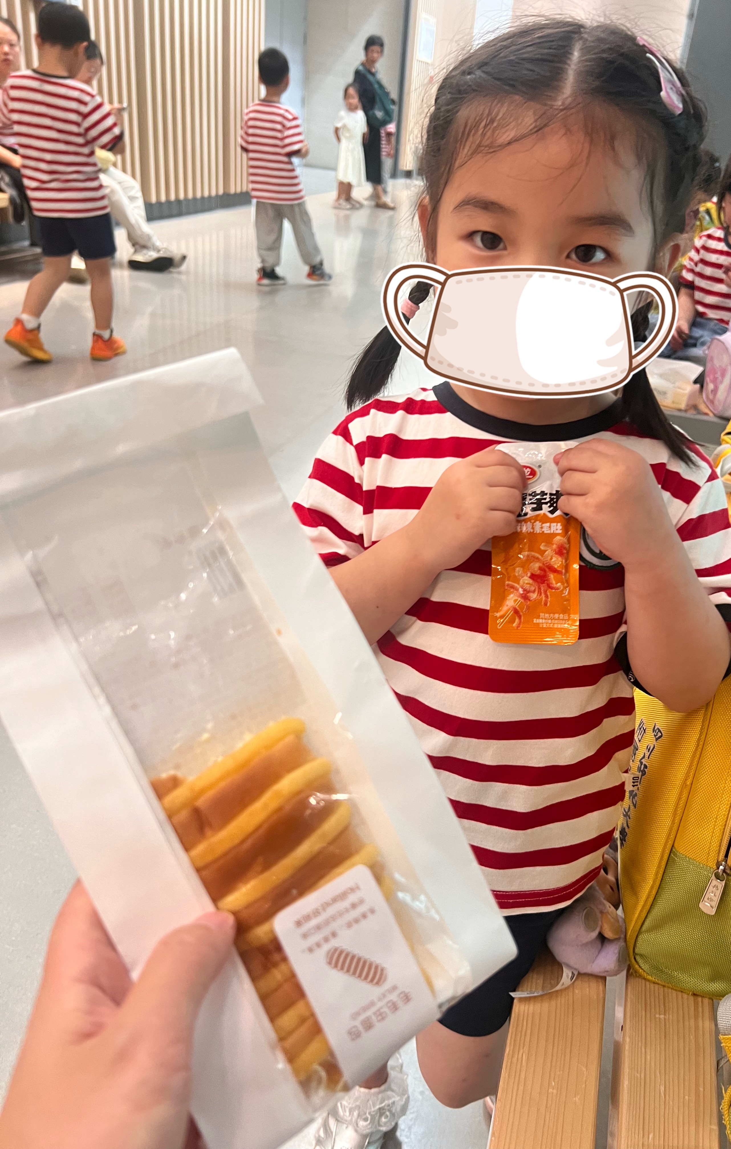 昨儿苒苒幼儿园组织去博物馆，中午都吃小面包喝牛奶。大家都在默默吃，就苒苒跑去围观