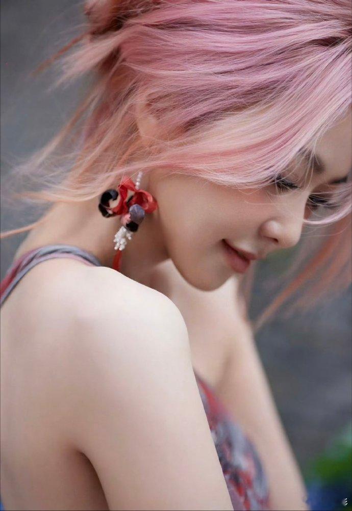 薛凯琪[超话]薛凯琪 在逃女团门面 薛凯琪演唱会造型鲨疯了！百变又能打，唱跳全程
