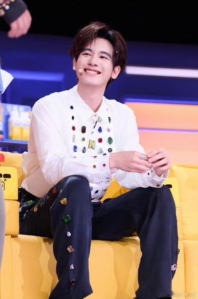 胡先煦戏外baby戏里daddy胡先煦反差萌太绝！《即刻上场》江晨穿正装戴眼镜，