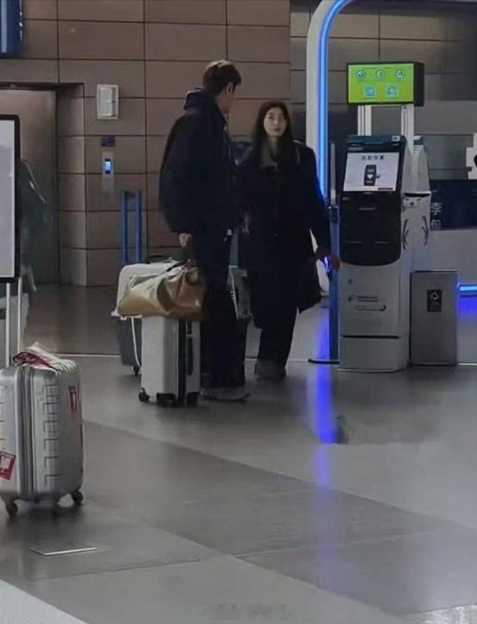 纪凌尘与女友现身机场 纪凌尘与韩国女友已经交往三年多了，看起来感情很稳定啊 