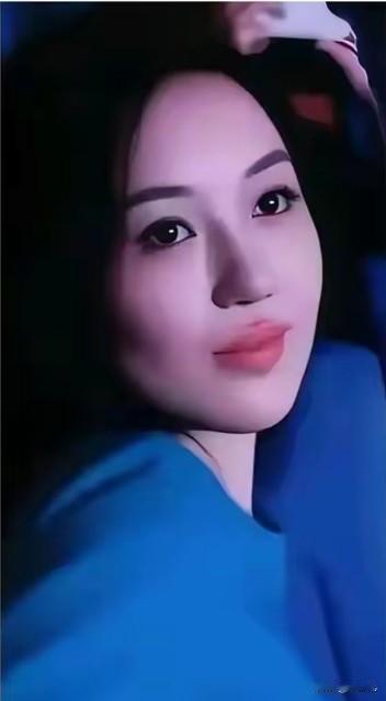 王菲花2000万给女儿李嫣治疗，
如今的李嫣出落得亭亭玉立，
根本看不出唇裂的痕