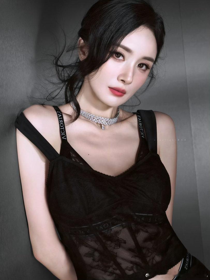 杨幂   每日一善 阳光信用人生最大的喜悦，就是遇见彼此同频道的那一盏明灯，你点