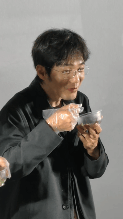 别人在撒饭白宇在吃饭白宇你是真饿了 剧宣撒饭环节，别人都在忙着给观众分饭，白宇自