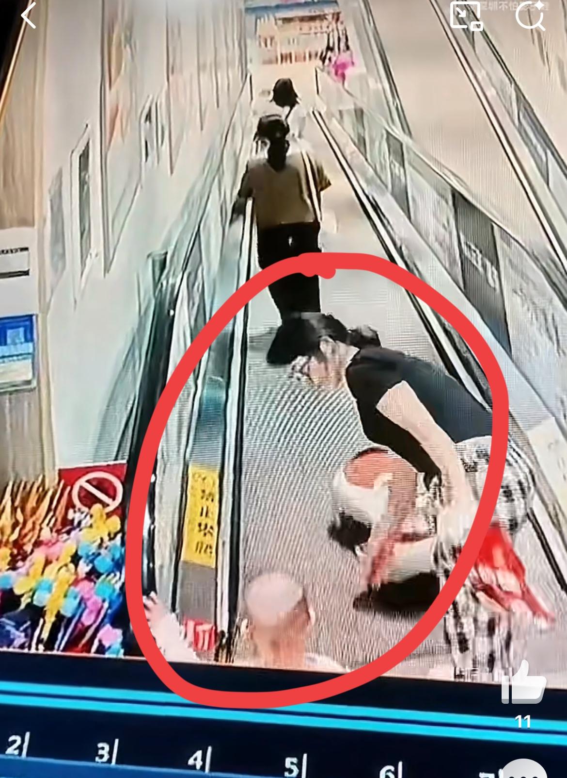 云南某超市，这个带娃的女人真是愚蠢又冷漠，扭扭车放扶梯自行滑走，撞倒前面抱孩子的