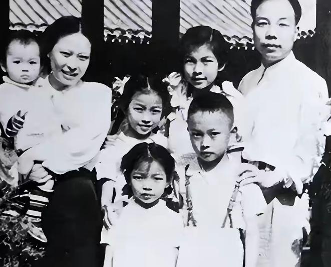 1958年，开国上将萧华回到江西兴国，终于见到了失散整整24年的亲妹妹萧金洪。兄