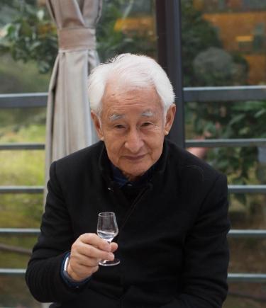 世界上喝茅台最多的人叫季克良。

他在茅台工作50年，喝掉2吨多茅台，凭借“最贵