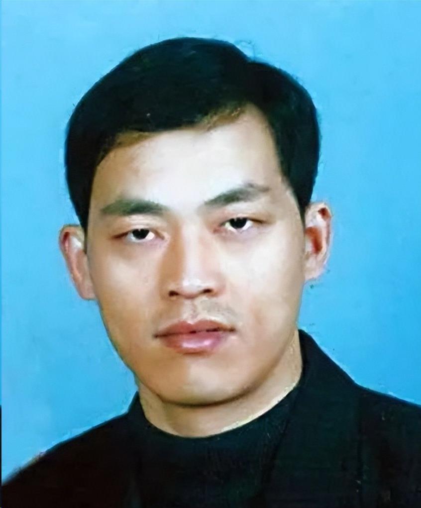 2003年10月，罪犯谢先荣被击毙后痛苦的倒在地上，身上已经失去了生命的体征。