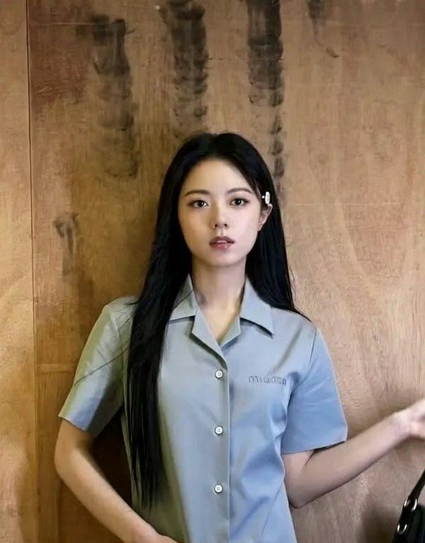 赵今麦的生图和精修也是天壤之别呀 ​​​