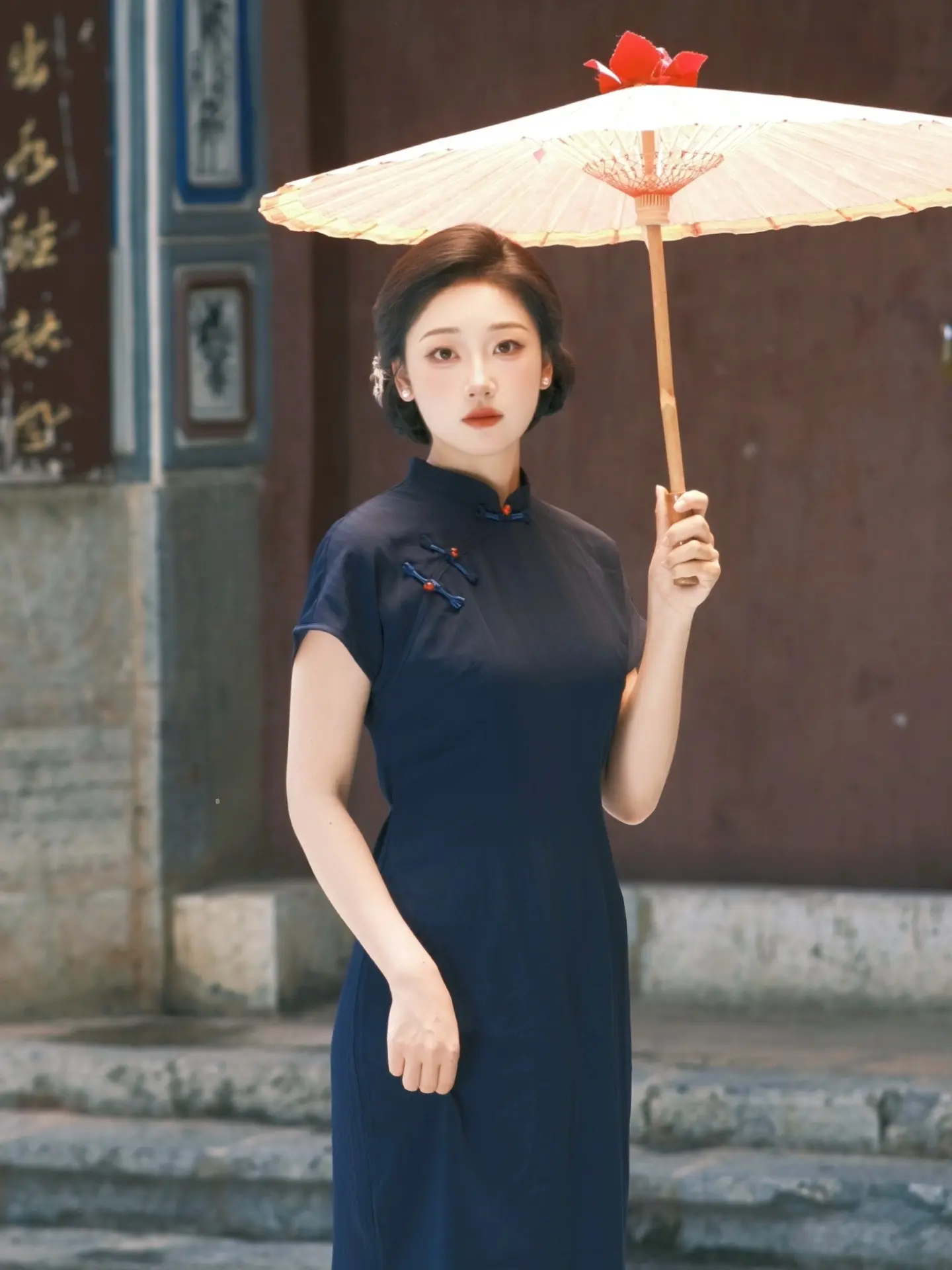 在重逢的街头，心跳比我先认出你。