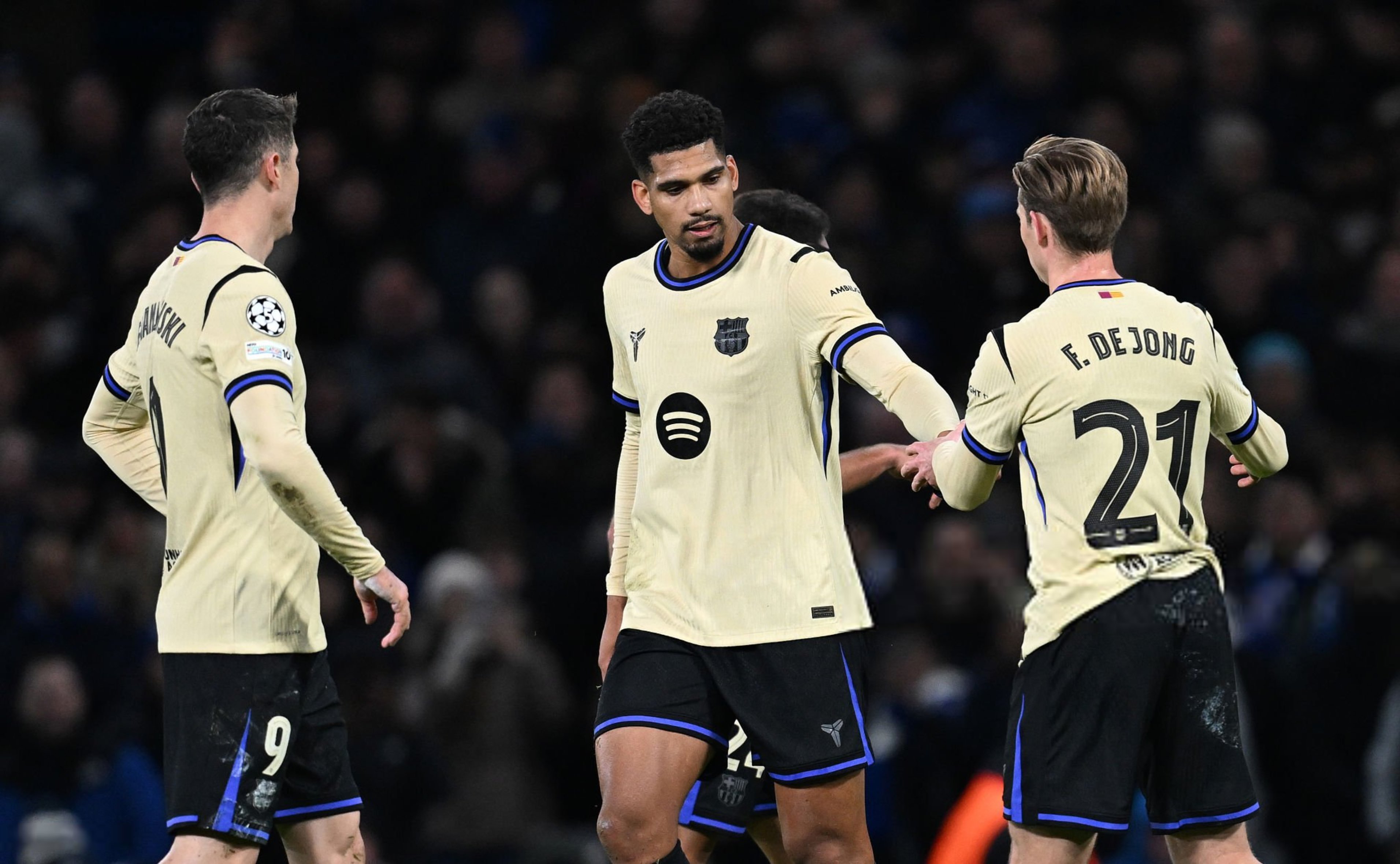 记者：如果阿劳霍和弗兰基·德容首发，那么在欧洲顶级球队的主场赢得欧冠比赛是不可能