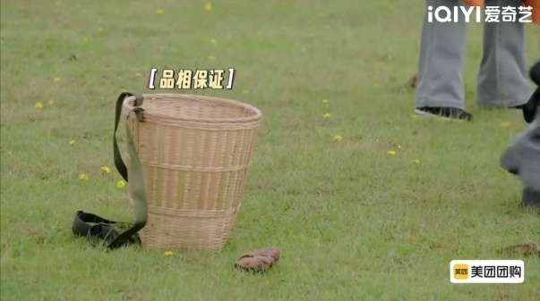 宁静捡个牛粪也要看颜值 蹲在田埂上左挑右选，指着一块圆润的念叨“这颜值能打”，嫌