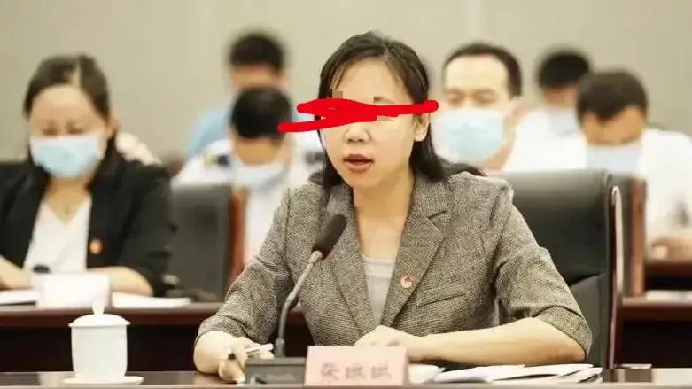 【复出了】
曾经在疫情期间，为了阻止储户去银行取钱，给储户赋予红码的官员，如今复