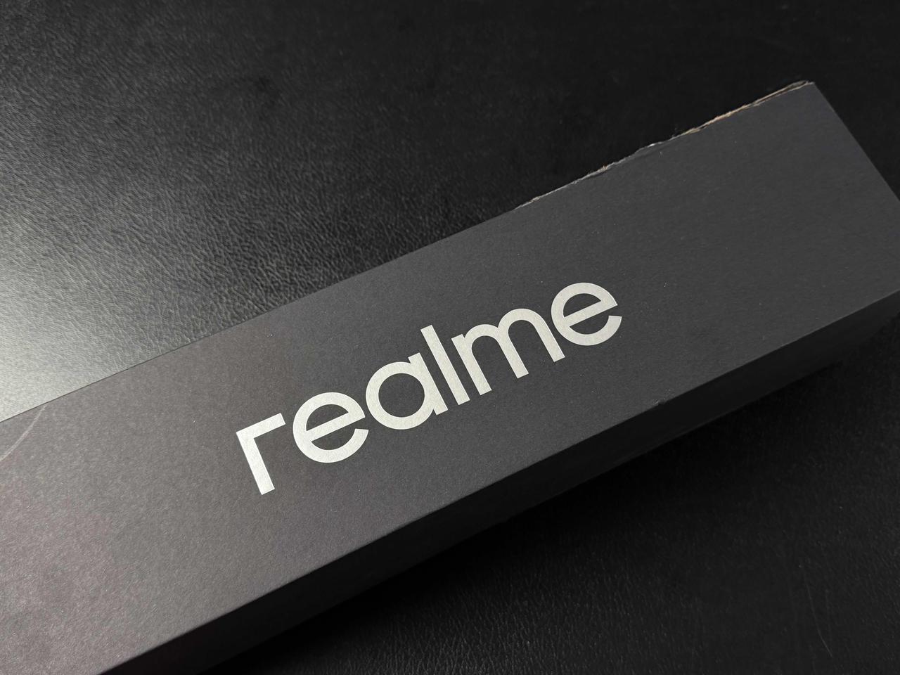 收到了真我Neo8邀请函，有点意思。
是一个一圈RGB灯的鼠标垫，亮点直接印在鼠