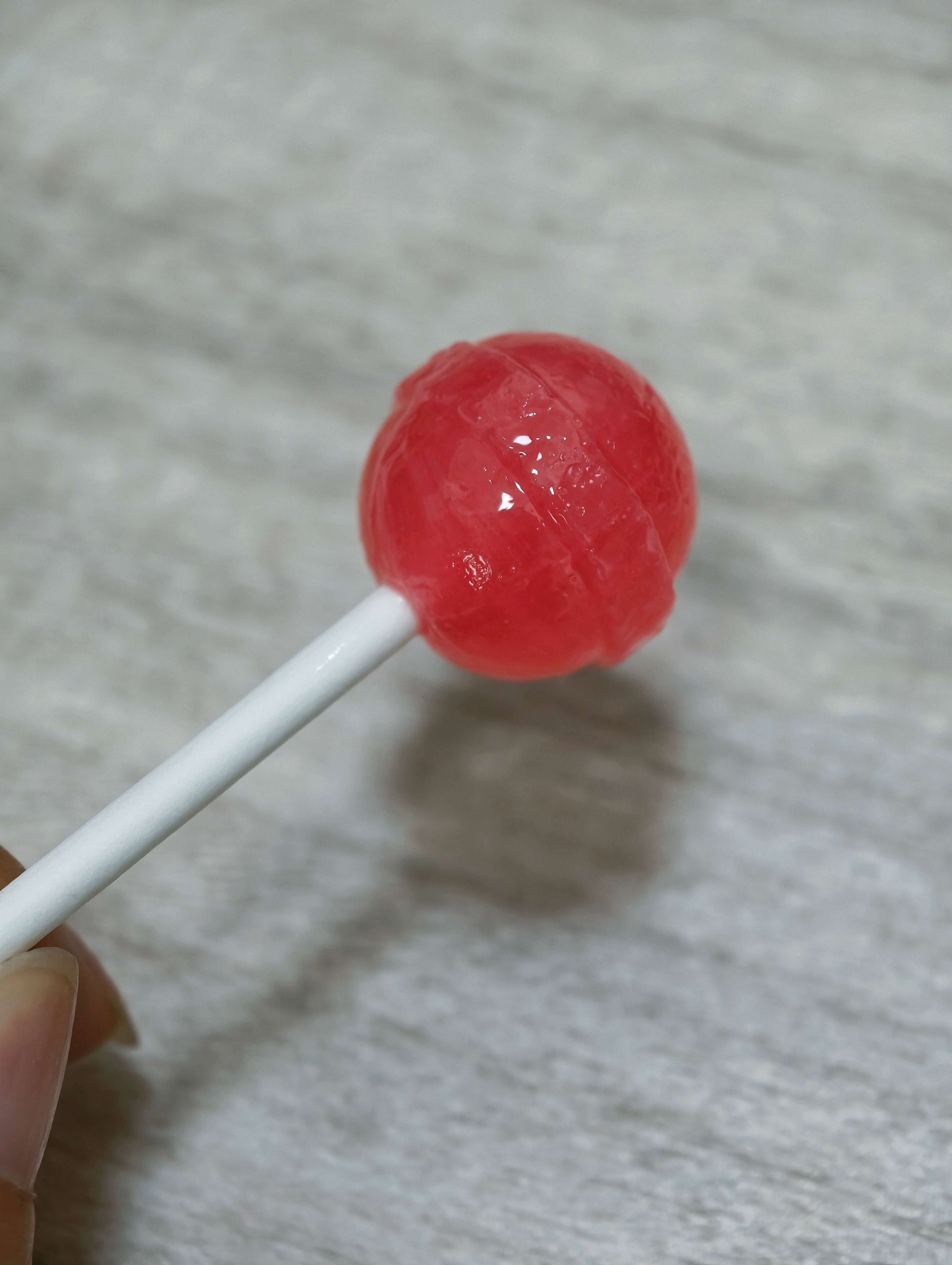 上了班但是身体没休息过来不太舒服的我就这样 叼着糖 