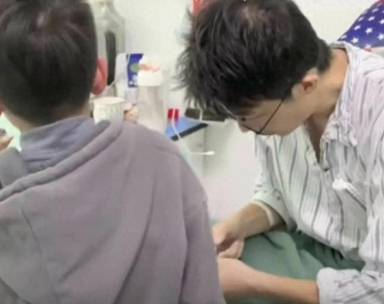 看完这个视频，我绷不住了。
一个癌症晚期的男人，收到病危通知书后，没有崩溃，没有