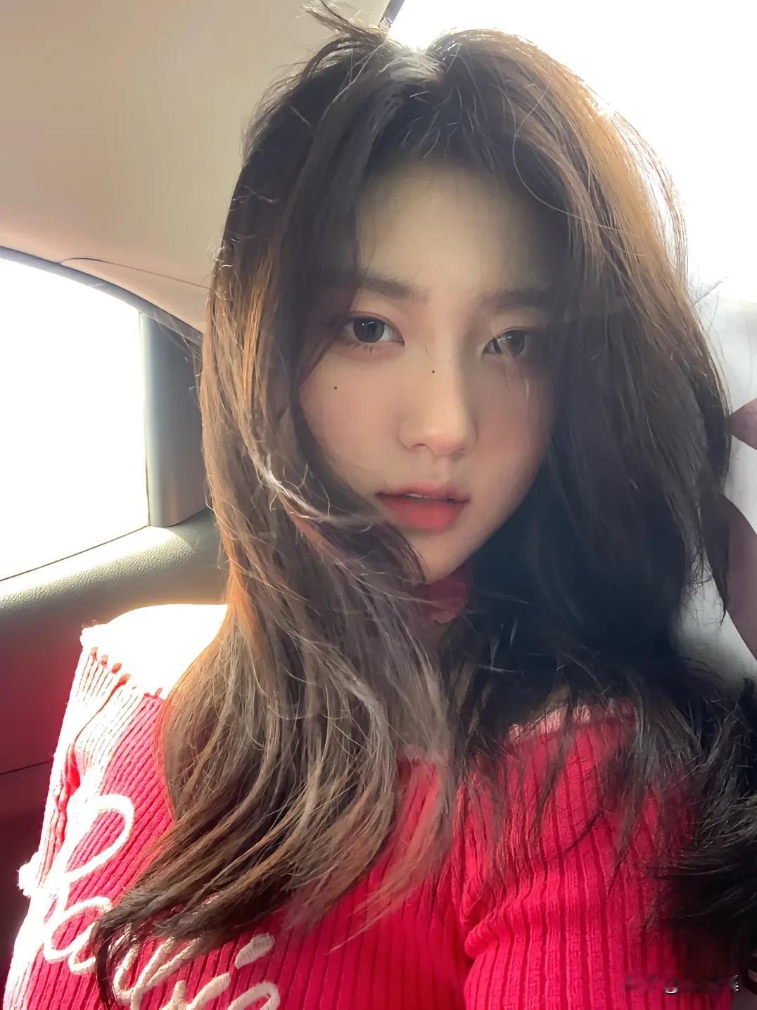 阳光洒进车窗，少女甜美自拍