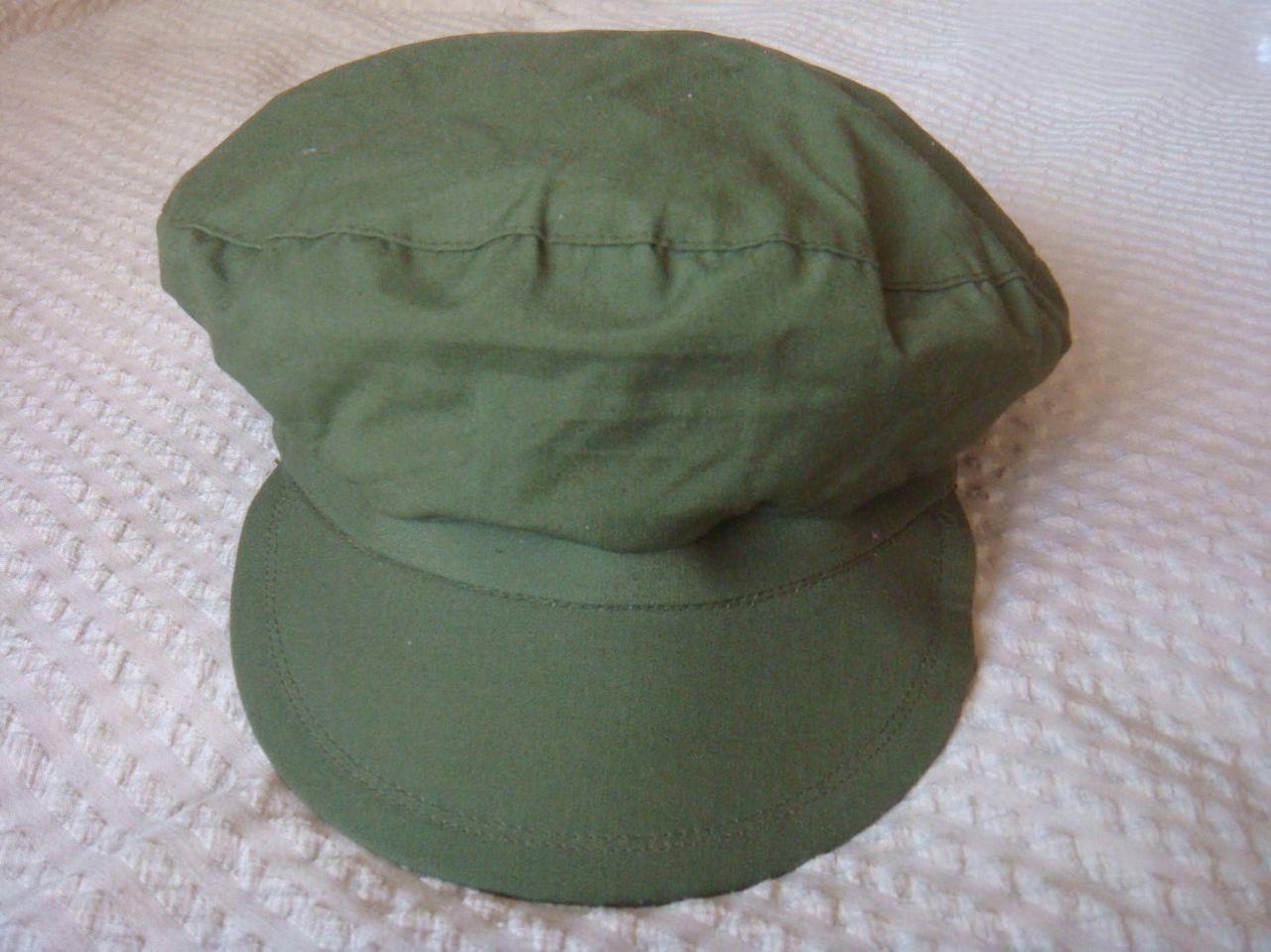 年前在家打扫地下室房间时发现父亲以前的一顶军帽，据说这种军帽在七八十年代很流行不