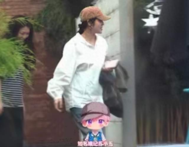 刘大锤实拍！张佳宁挺着孕肚陪家人去银行，下台阶这一幕太小心
