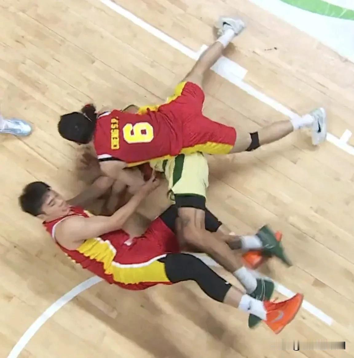 不比不知道，一比吓一跳。

日前王俊杰接受媒体采访，
从他讲的话中就可以看出男篮