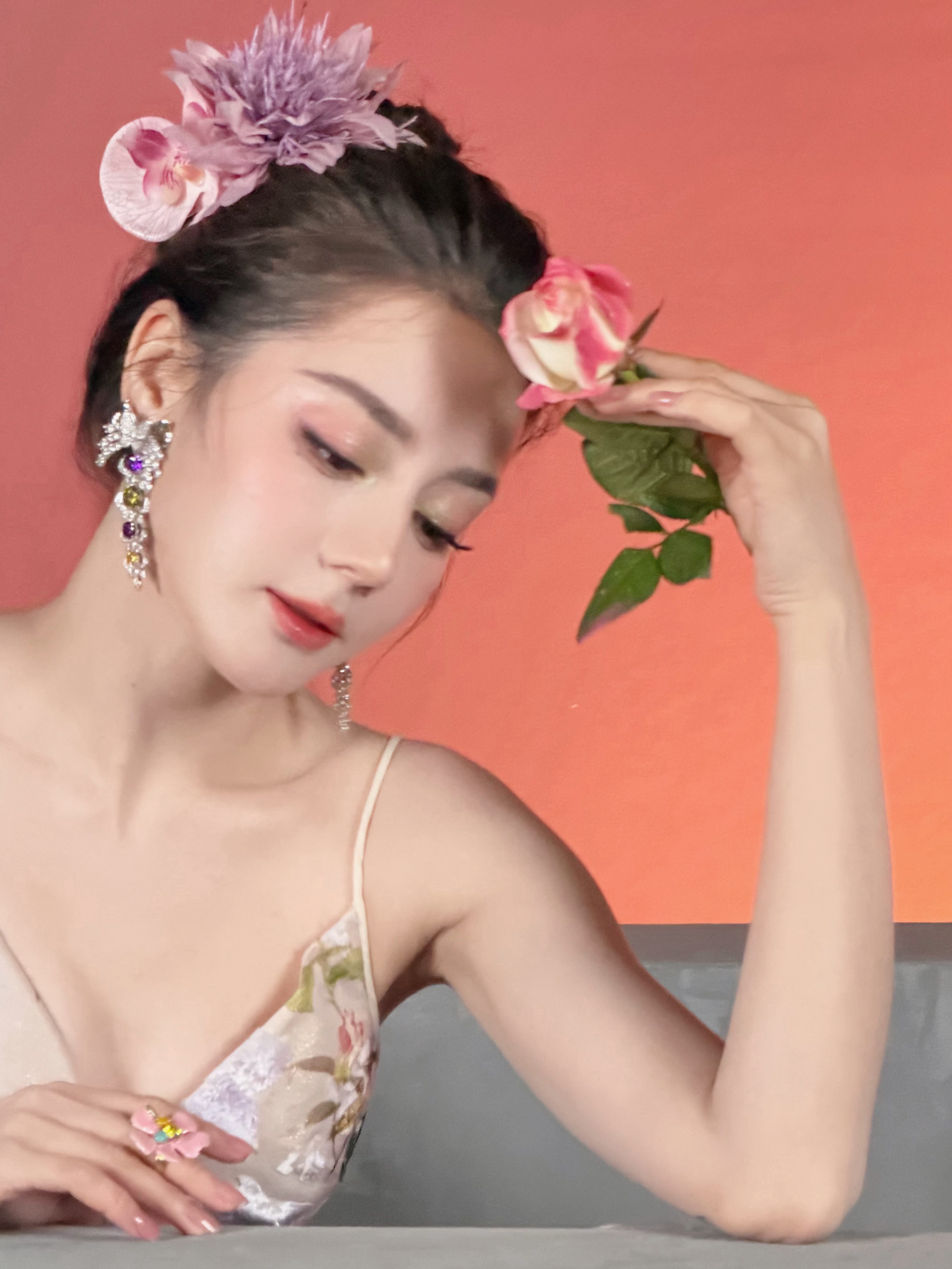 迪丽热巴这组造型直接化身林间花仙子！裙身缠绕立体繁花，浓颜五官搭配灵动的妆容，一