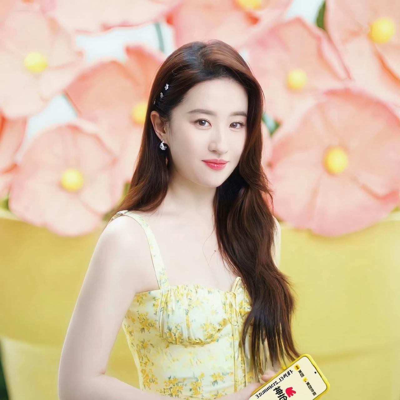 让我一见钟情的美女有很多，刘亦菲、高圆圆、朱茵。

刘亦菲清冷又带有仙气，骨相完