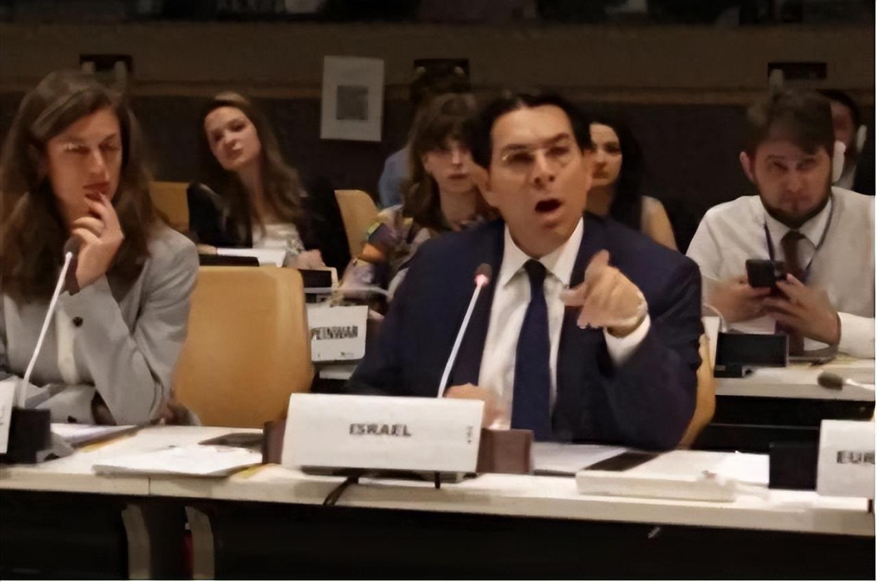 滚出去！以色列代表联合国会议当场发飙，怒斥联合国官员：你闭嘴
你以为联合国是西装
