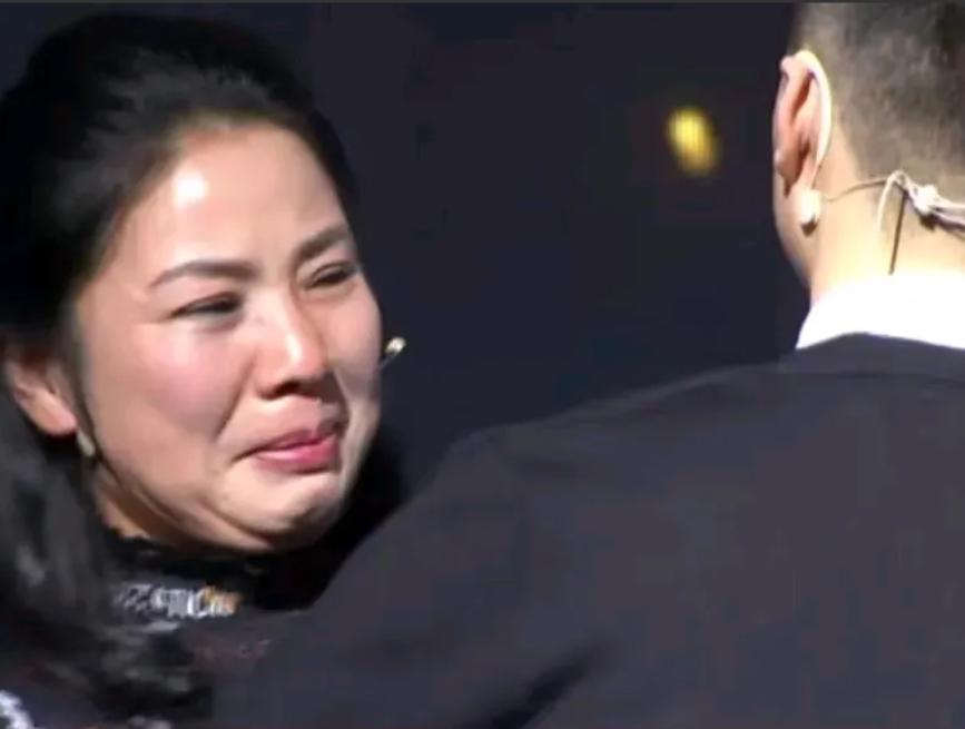 江苏高二男孩，爸爸去世、妈妈改嫁、奶奶病逝，男孩竟自暴自弃，荒废学业。谁知，他去