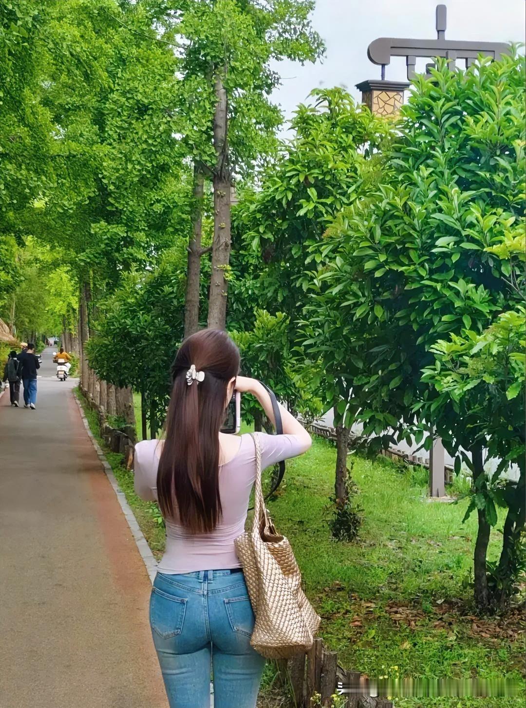 人间本就一半风雨，一半晴，一半欢喜，一半苦涩。不必强求事事顺遂，不必苛责时时快乐