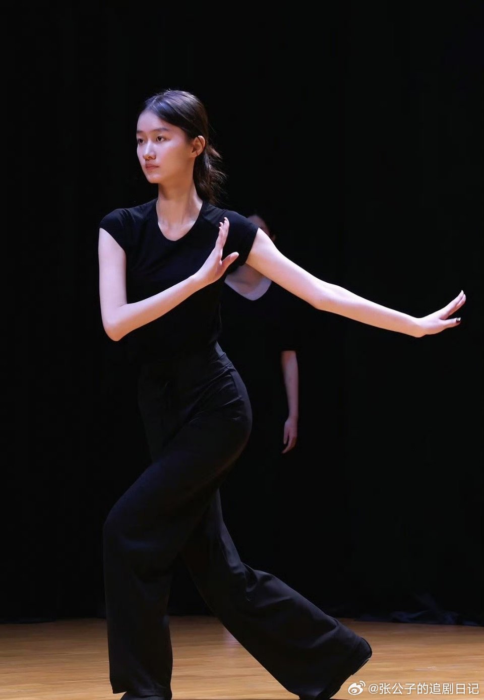 被孙俪抱着长大又成了孙俪校友小温宜考北电，即将和孙俪成校友！从深宫小萌娃到艺考美