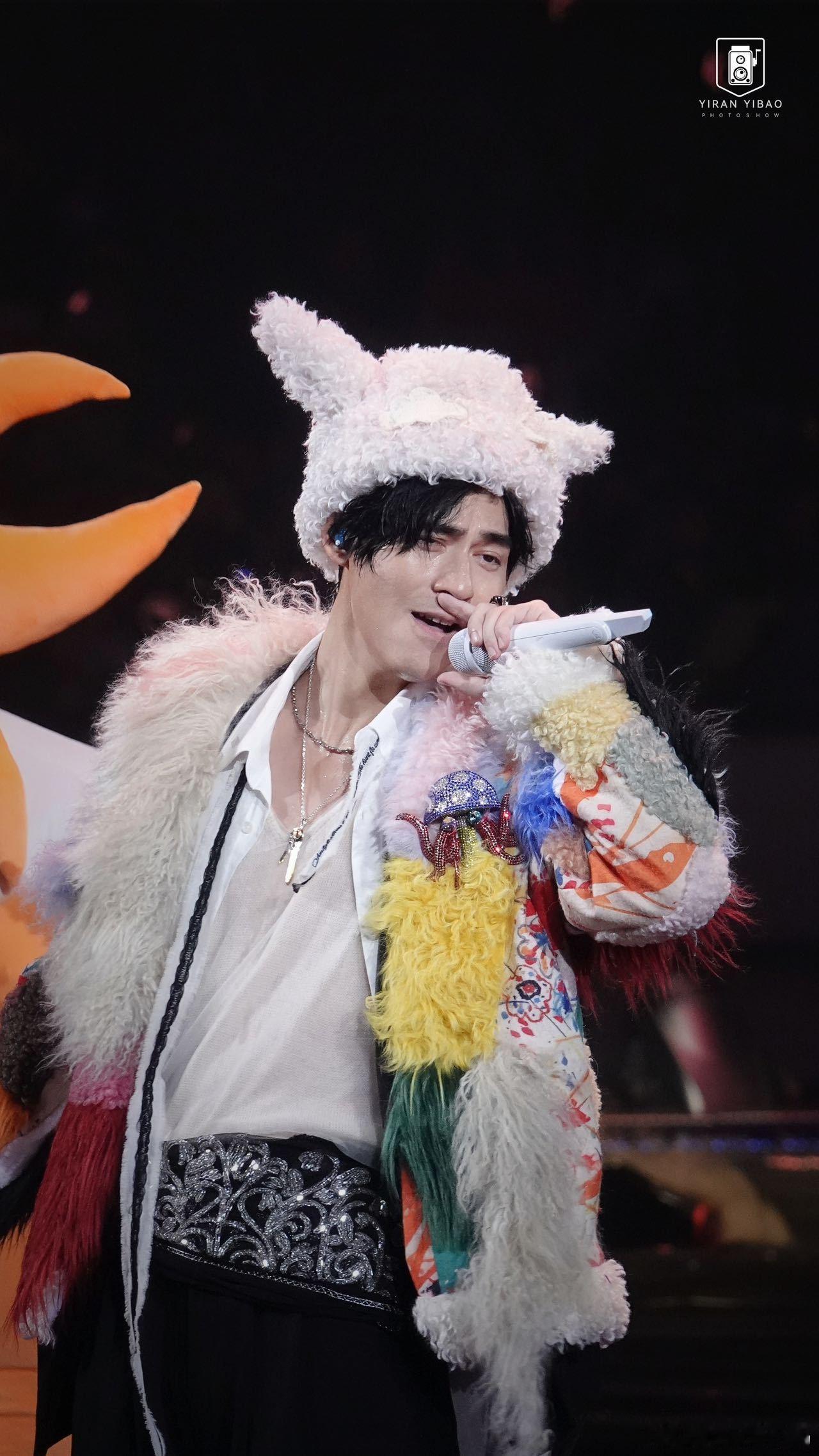 周渝民反差萌 这个舞台的细节也很戳人，他的眼神始终带着笑意，好像真的在给大家许愿