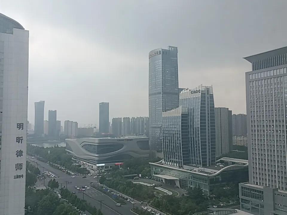 朋友三年前失业，因年纪略大找不到新单位，一直在家宅到现在。
这三年来，我也曾怀疑