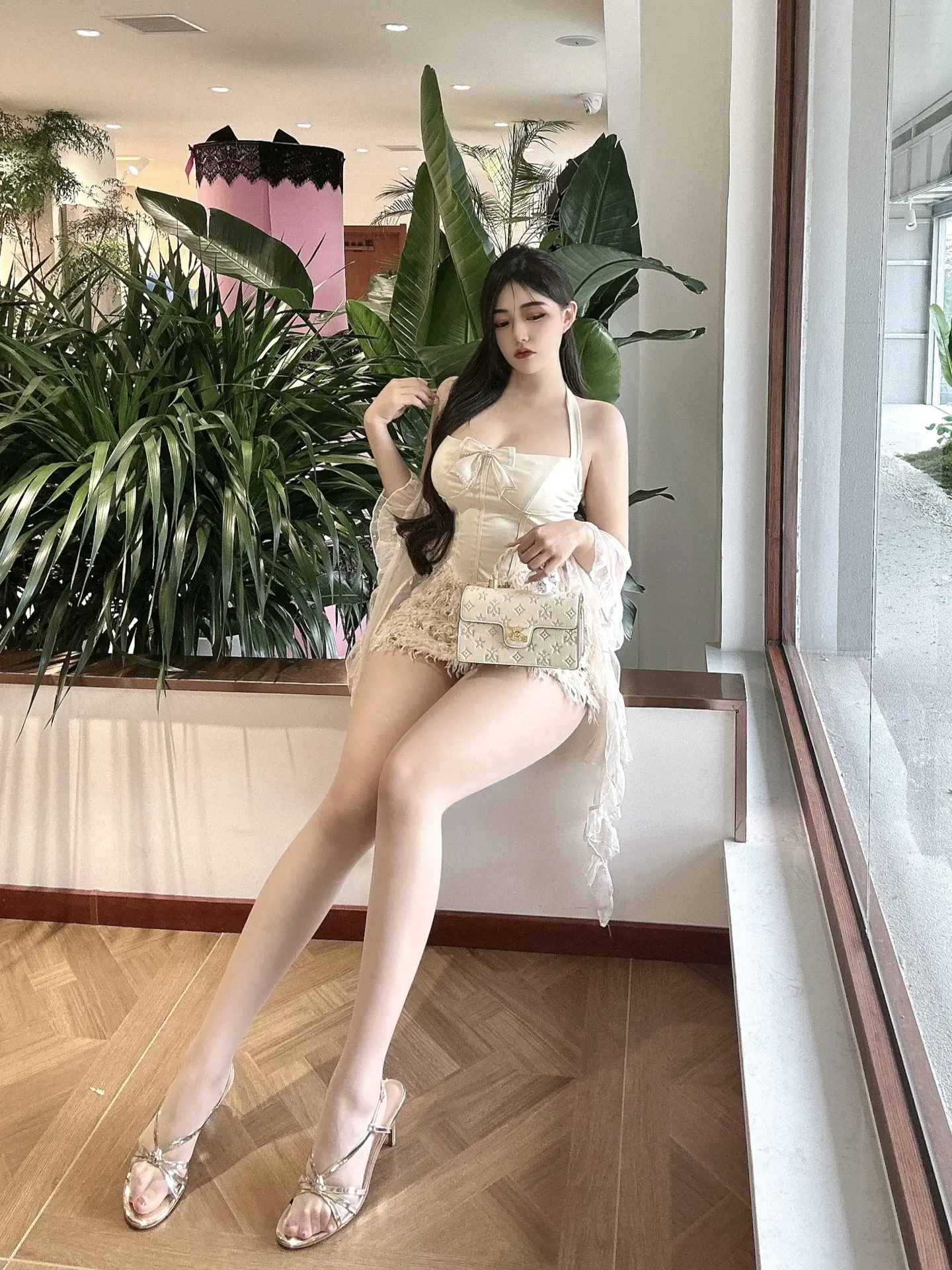 请吃蛋糕的漂亮姐姐