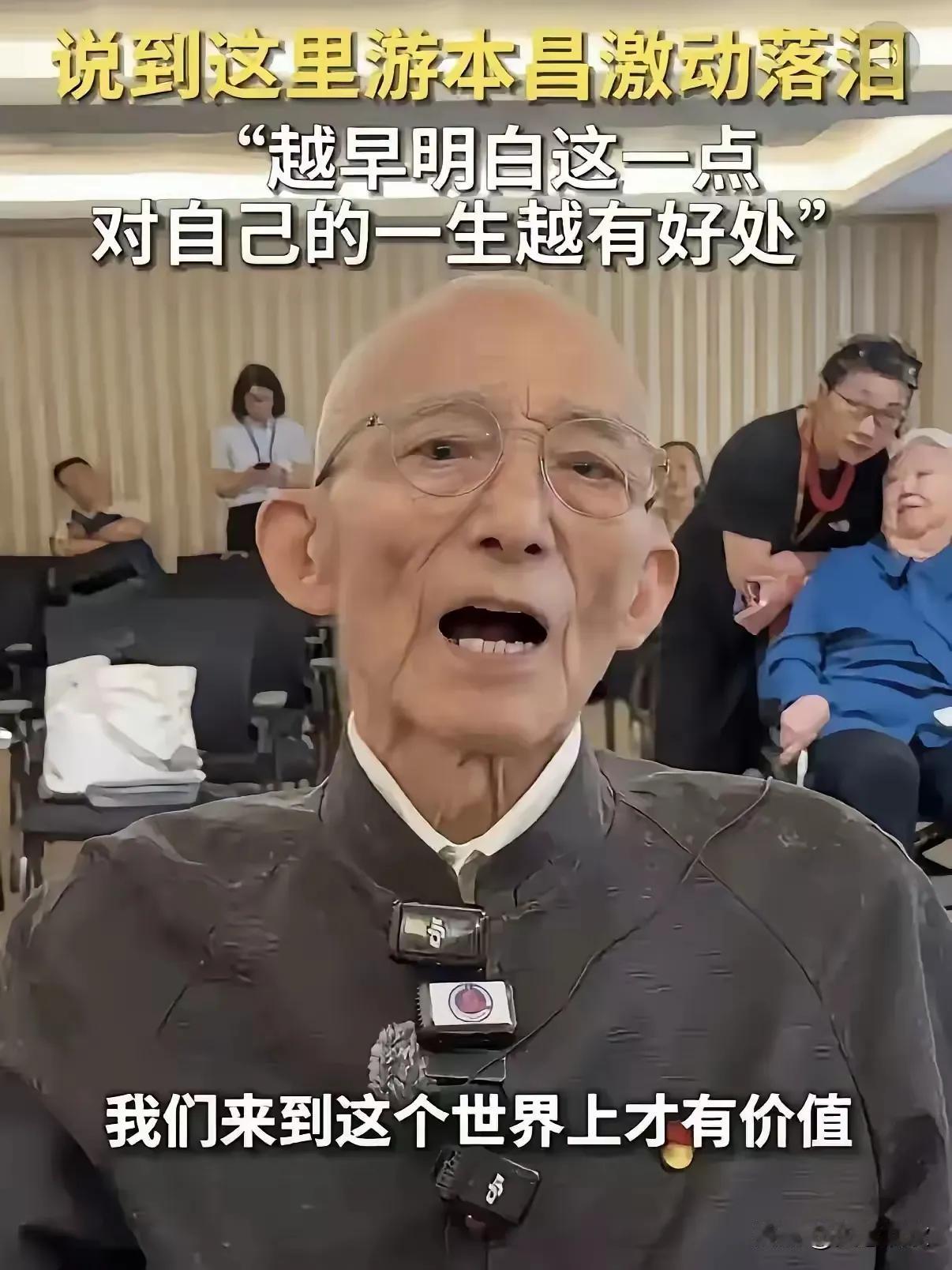 看他旁边是他孙女，有孙女和没孙女是不一样的，大家不要对他七嘴八舌了，自由人的自由