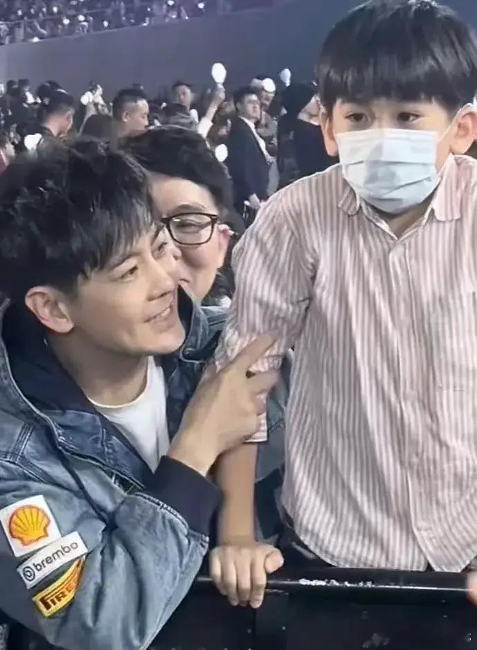 林志颖带儿子Jenson看周杰伦演唱会 林志颖近日携儿子Jenson一同出席了周