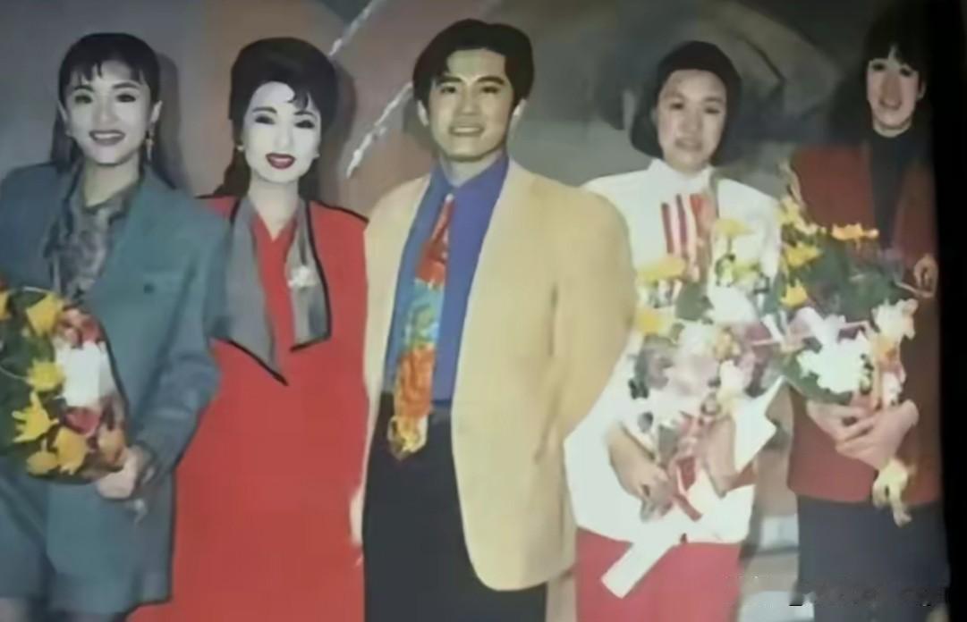 这张90年代的明星老合影，一眼就能认出杨澜、毛宁和那英，全是当年火遍全国的文艺名