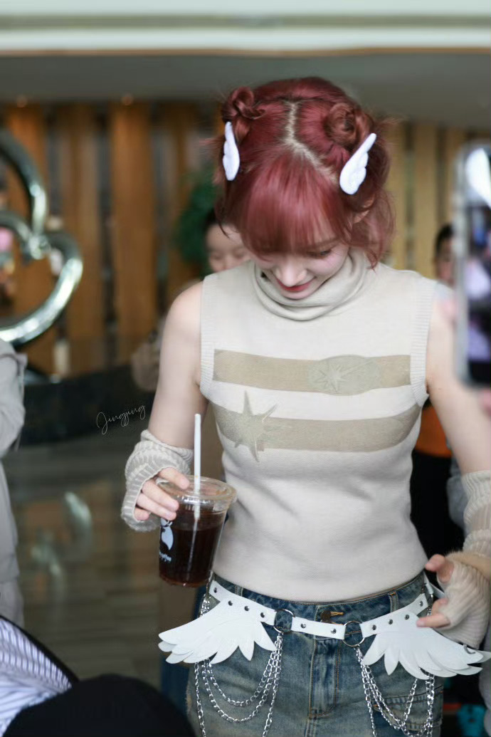 黄灿灿真人版阿尼亚 黄灿灿好二次元，粉发配小翅膀头饰，可爱阿尼亚既视感~乘风20