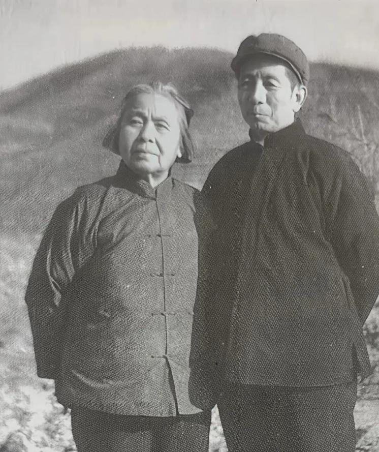1975年5月20日，71岁的丁玲走出秦城监狱，拿到一张释放通知被安排到山西省长