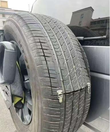 备胎储物格？？？这么放东西安全吗？？？ 海阔试车超话