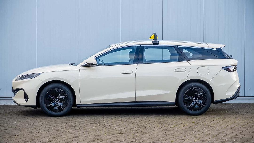 比亚迪开始抢欧洲出租车市场了。最近，德国改装公司为比亚迪 Seal 6 DM‑i