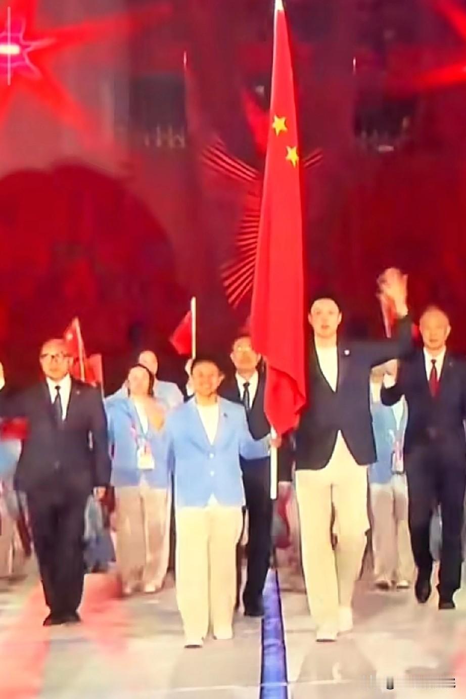 胡明轩太帅了啊，亚运会作为旗手出场。

终于迎来了亚运会开幕式仪式，其中一名旗手