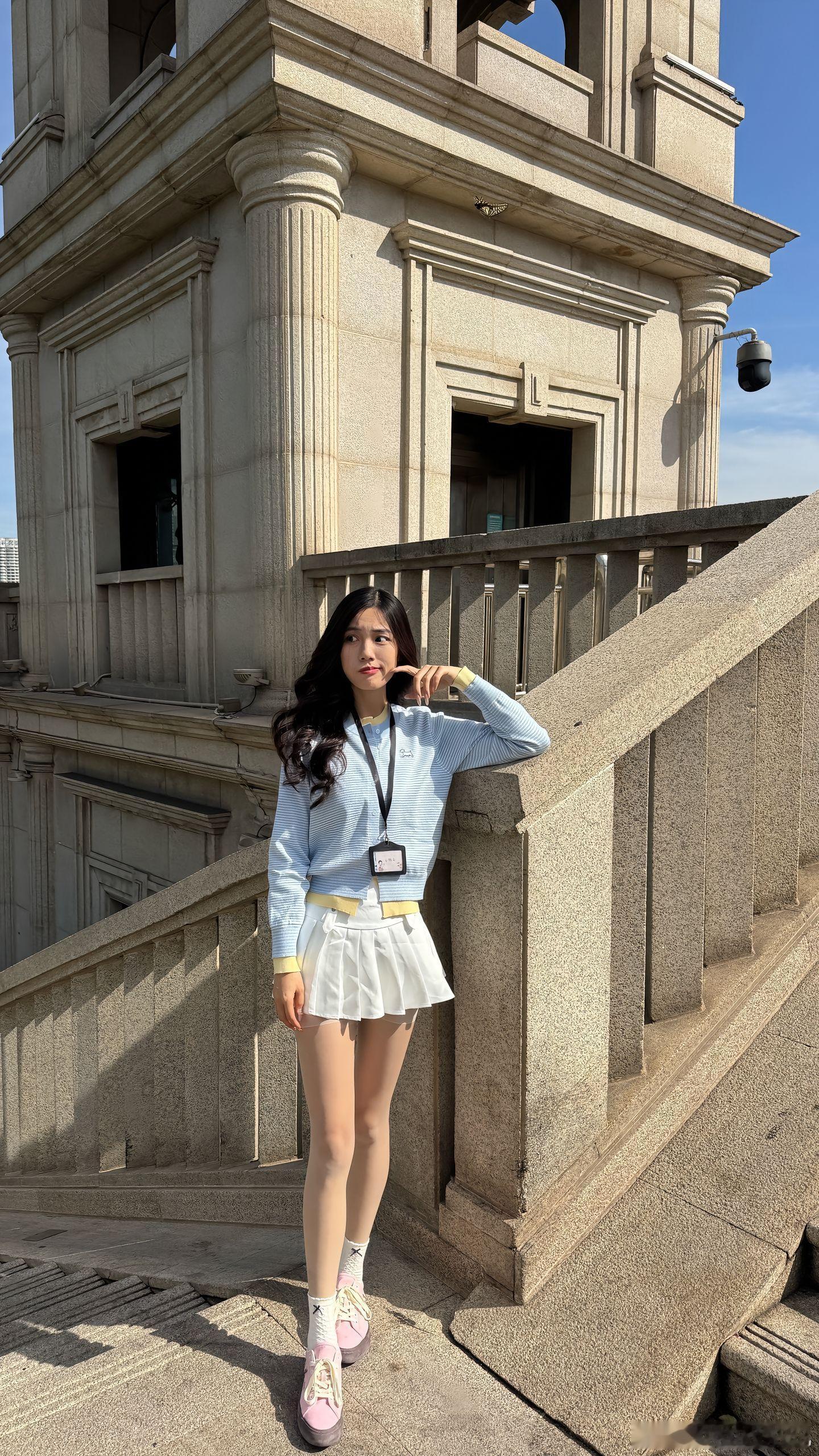 今天穿什么 蓝色小衫，白色百褶裙，粉色鞋，甜美美女绘梦长廊