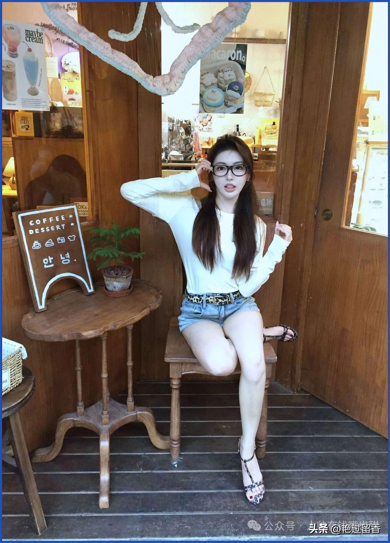 咖啡馆的甜美时光，轻松自在的午后时光！如何打造高级感穿搭?