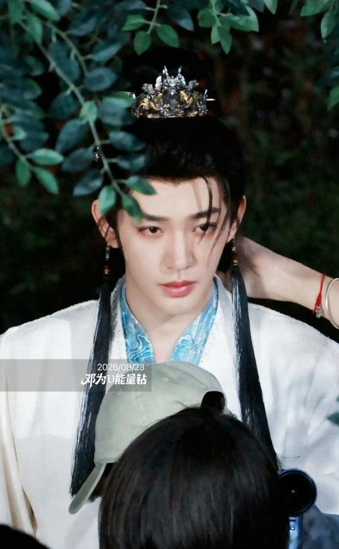 郭敬明把这个邓为瘦成神了郭敬明又把邓为拍成白月光了郭敬明镜头不会骗人，邓为百妖谱