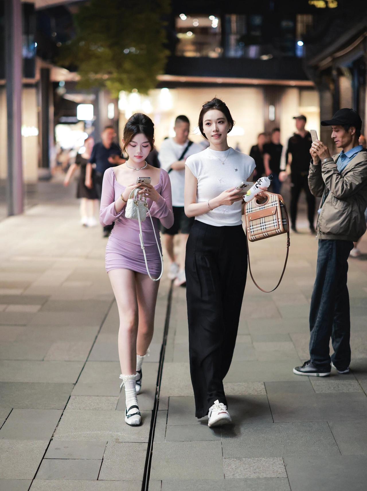 逛商业街随手刷到好多路人穿搭，看完真心觉得现在大家穿衣太有想法了。不管是单出门的