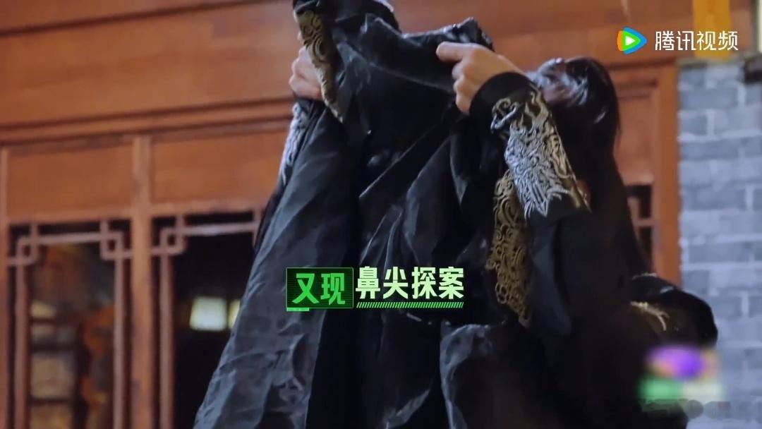 杨超越说周柯宇小狗鼻子真灵周柯宇狗塑名不虚传 周柯宇闻味道找线索的样子真的很像小
