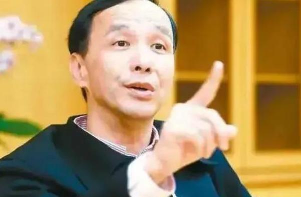 马英九访陆9天后，朱立伦终于作出表态，并阐明国民党对陆立场。
 
当前马英九正带