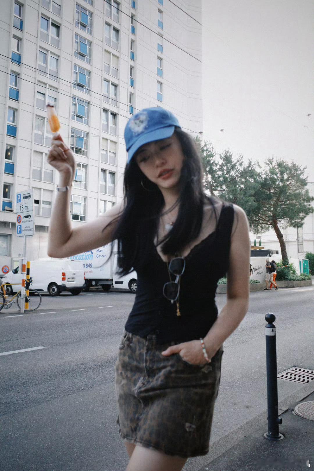 姚晨好有生命力的夏日街拍 大姚的夏日街拍太有感染力了！由内而外的舒展，日光下的每