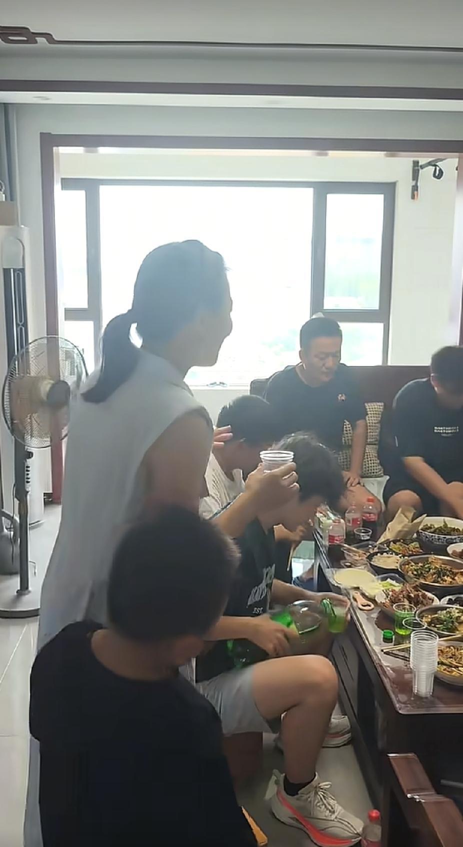一群男孩涌进了女老师的家里，一顿“胡吃海喝”后，临走时的一个举动，让老师感动哭了