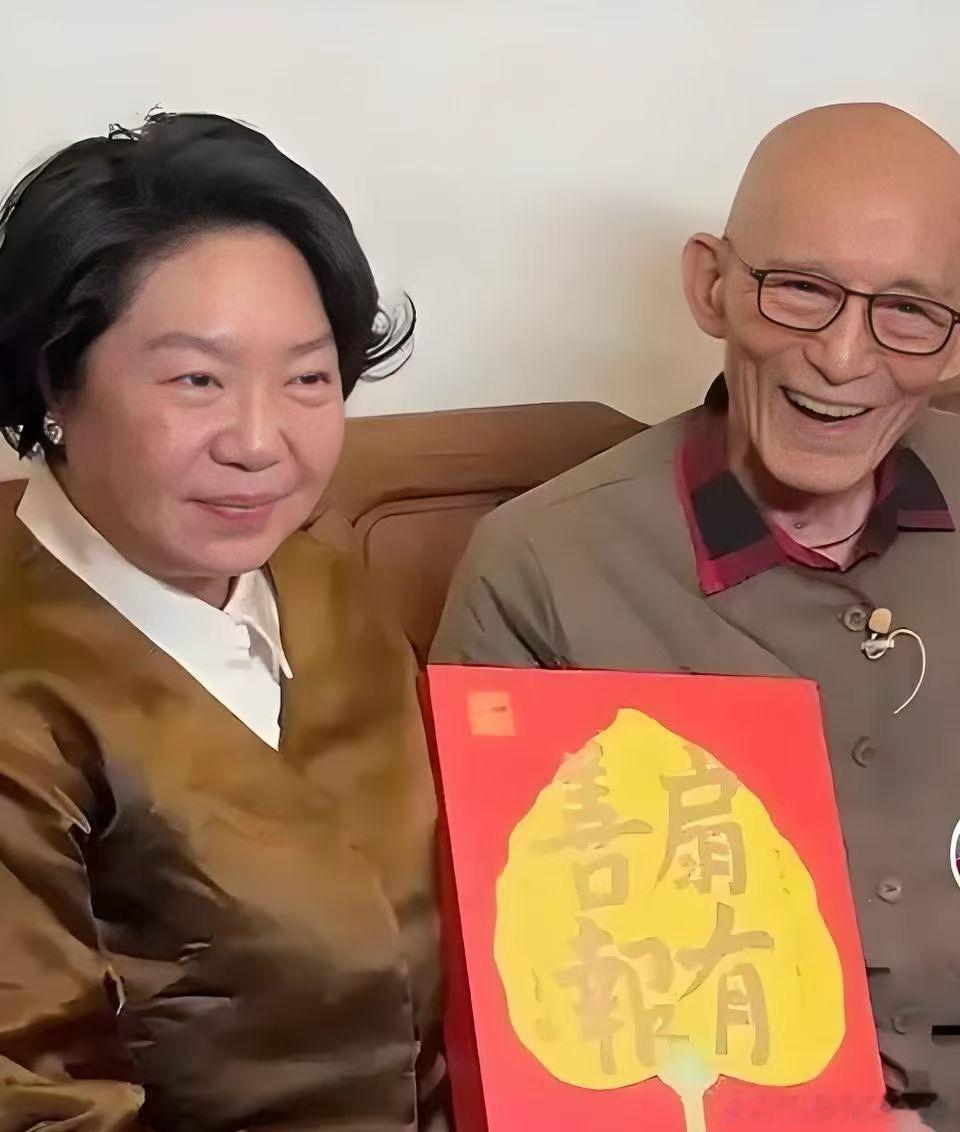 虽然自己岁数不小，但听他说：亲爱的娃娃们，你们好！这句话时，感觉无比的亲切。他承